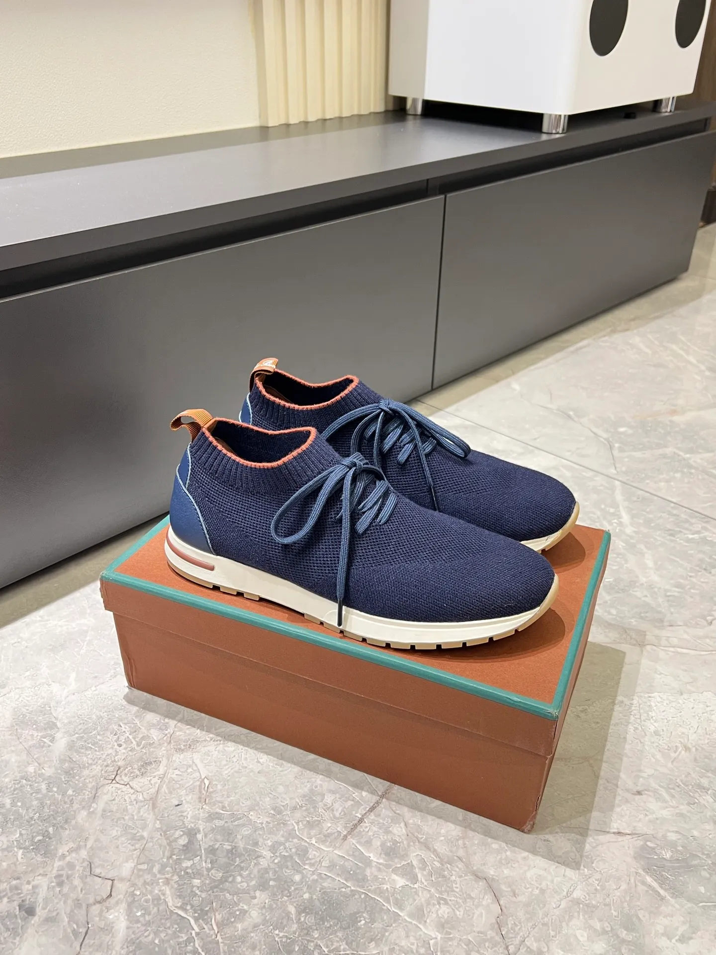 Men's Men's Shoes 💰p380 Loro Men's Shoes 💰piana/Noyo Piana 360 L Men's Shoes 💰p Flexy Walk Men's Sports Shoes These sports shoes are made of knitted wool uppers, and the heel is wrapped in smooth calf leather. Merino sheep are selected from Australia and New Zealand. The upper is machine-woven like a sweater, and then equipped with a white rubber outsole and a Kummel-colored sole. It is both beautiful and non-slip. The fabric is 100% cashmere and the insole is calf leather. It is super comfortable on the feet! Comes with full original packaging! Multiple colors available! Size: 38-44 (45 customized)